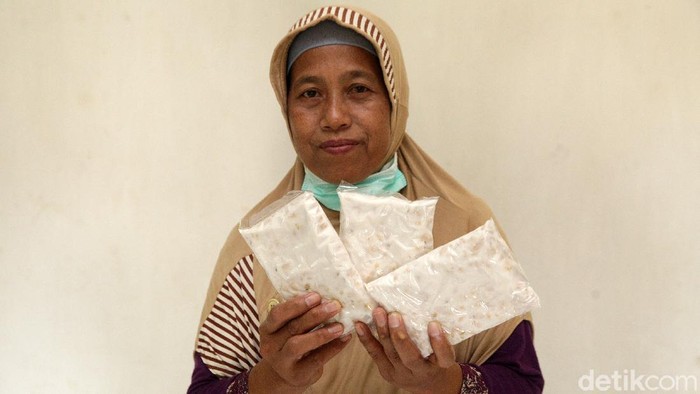 Usaha Tempe Jadi Penopang Hidup Hingga Bisa Kuliahkan 3 Anak Tempe menjadi sumber kehidupan bagi Subur, warga Kecamatan Gunung Sugih, Lampung Tengah beserta keluarga. Sudah berpuluh tahun, Subur menjalankan usaha produksi tempe.