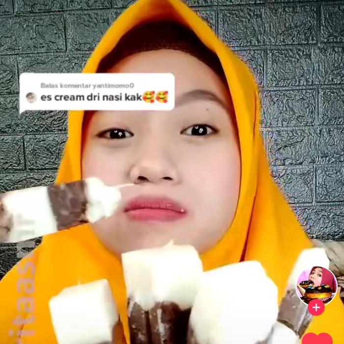 Wanita Ini Bikin Es Krim Gabus Pakai Nasi Putih