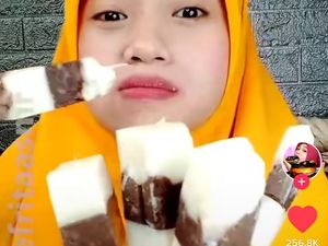 Wanita Ini Bikin Es Krim Gabus Pakai Nasi Putih