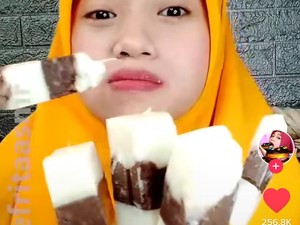 Wanita Ini Bikin Es Krim Gabus Pakai Nasi Putih