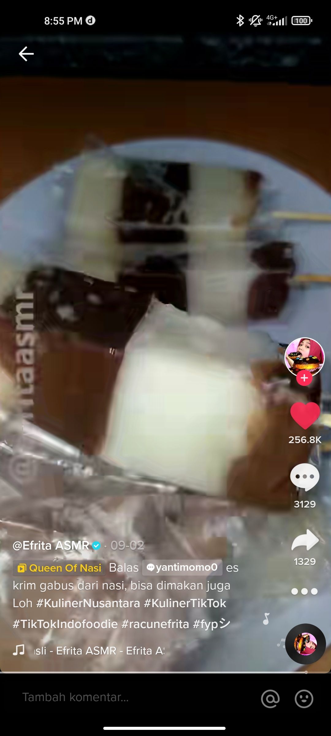 Wanita Ini Bikin Es Krim Gabus Pakai Nasi Putih
