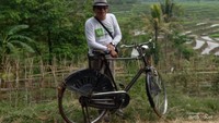 Bersepeda di tengah area persawahan desa Dlingo Boyolali