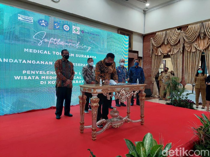 Surabaya meluncurkan wisata medis. Kunci utama agar pasien tidak memilih berobat ke luar negeri yakni dengan memberikan pelayanan kesehatan terbaik.