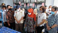 Sebelumnya Menteri Koperasi dan UKM RI, Teten Masduki juga mengunjungi bengkel, Pande Besi Binaan YDBA di Tegal, Jumat (25/9). istimewa