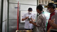 Menteri Koperasi & UKM RI Teten Masduki (kiri) dan Wakil Bupati Banyumas Wakil Bupati Banyumas Sadewo Tri Lastiono dalam kunjungan MenkopUKM RI ke UMKM binaan YDBA di Kabupaten Banyumas, Sabtu (26/09). istimewa