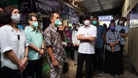 Menteri Koperasi dan UKM RI, Teten Masduki (kiri) mengatakan mengenai pentingnya kemitraan dalam mendukung rantai pasok UMKM kepada Pemilik UMKM Bengkel Toseng Binaan Yayasan Dharma Bhakti Astra (YDBA). istimewa