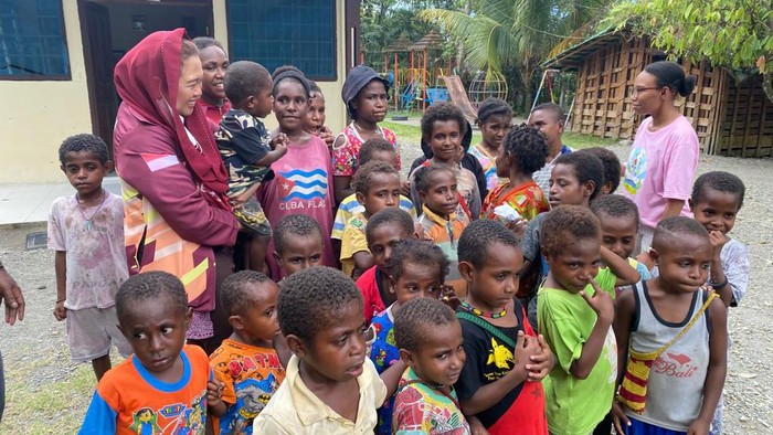 Yenny Wahid mengunjungi anak Papua di sela-sela kegiatan PON XX Papua