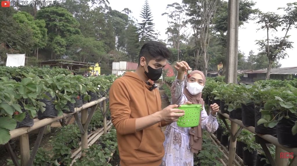 5 Momen Romantis Ria Ricis dan Teuku Ryan, Masak hingga Petik Strawberry Bareng