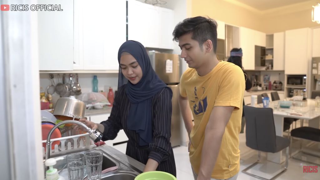 5 Momen Romantis Ria Ricis dan Teuku Ryan, Masak hingga Petik Strawberry Bareng