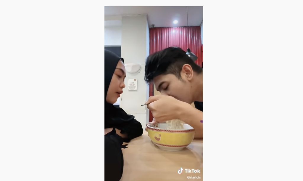 5 Momen Romantis Ria Ricis dan Teuku Ryan, Masak hingga Petik Strawberry Bareng