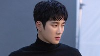 Kesan anak orang kaya di Itaewon Class tak lagi terlihat di penampilan Ahn Bo Hyun sebagai Woong di Yumis Cell. (Foto: dok. Instagram @bohyunahn)