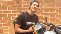 Memerankan Woong, Ahn Bo Hyun harus mengubah penampilannya jadi sosok developer game yang selalu berpakaian santai. (Foto: dok. Instagram @bohyunahn)