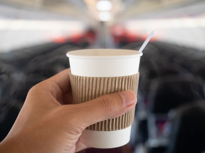 Air minum di pesawat