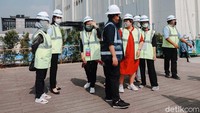 Berbeda dengan kunjungan kerja sebelum-sebelumnya, kali ini Erick mengajak serta enam tamu spesial. Keenam tamu spesial itu adalah enam perempuan terpilih dalam program Girls Take Over yang juga akan menggantikan posisi Erick Thohir sebagai Menteri BUMN dan lima dirut BUMN selama sehari.