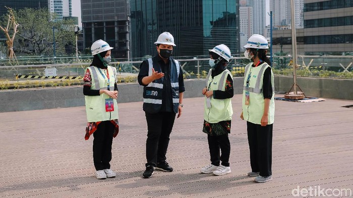 Menteri BUMN Erick Thohir mengecek proyek renovasi gedung Sarinah di Thamrin, Jakarta Pusat. Dia mengajak enam perempuan terpilih dalam program Girls Take Over.