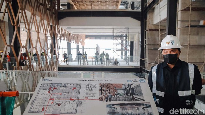 Menteri BUMN Erick Thohir mengecek proyek renovasi gedung Sarinah di Thamrin, Jakarta Pusat. Dia mengajak enam perempuan terpilih dalam program Girls Take Over.