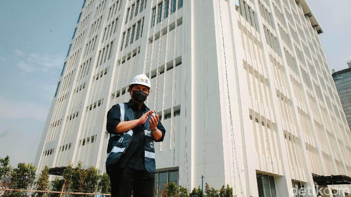 Ajak 6 Perempuan 'Girls Take Over', Erick Thohir Blusukan ke Sarinah Menteri BUMN Erick Thohir mengecek proyek renovasi gedung Sarinah di Thamrin, Jakarta Pusat. Dia mengajak enam perempuan terpilih dalam program 'Girls Take Over'.