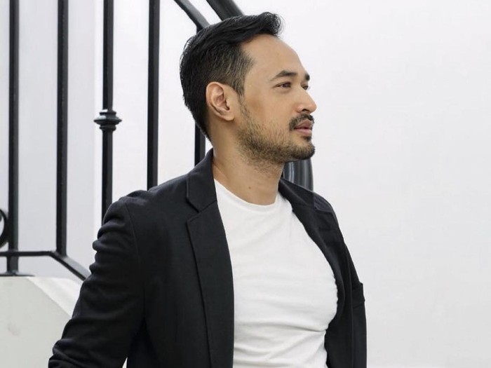 Aktor Oka Antara berperan sebagai Irvan di sinetron Ikatan Cinta.