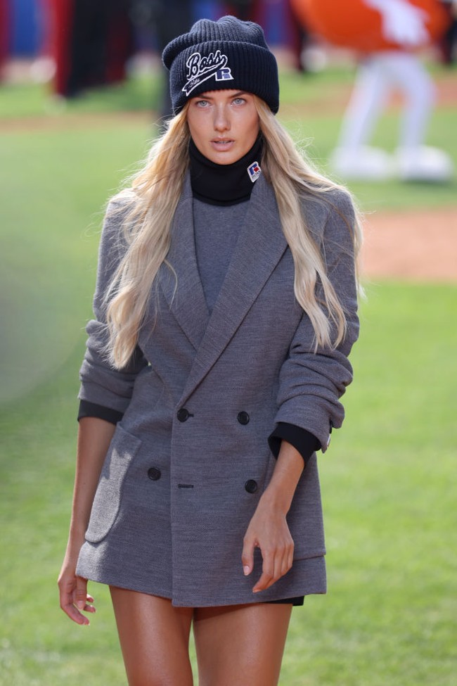 Alica Schmidt tampil sebagai model untuk fashion show Hugo Boss di Milan Fashion Week Spring/Summer 2022. Foto: Getty Images