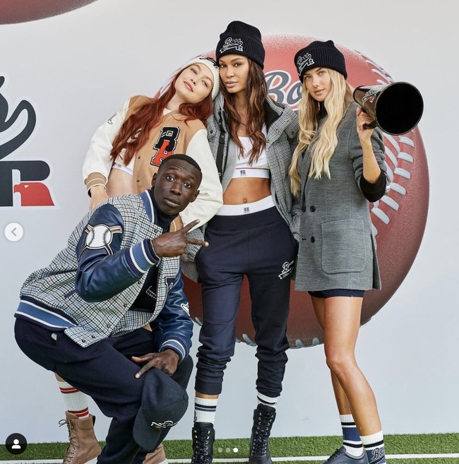 Alica Schmidt juga menyampaikan rasa bahagia dan bangganya terpilih tampil di Milan Fashion Week. “Semua ini masih terasa tidak nyata dan semua ini benar-benar tidak aku rencanakan. Terkadang memang kita memang harus ambil kesempatan yang ada. Dan aku senang aku melakukannya, mencoba pengalaman baru,” tulisnya. Foto: Instagram @ alicasmd