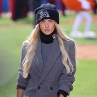 Alica Schmidt tampil sebagai model untuk fashion show Hugo Boss di Milan Fashion Week Spring/Summer 2022. Foto: Getty Images