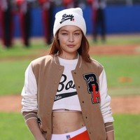 Selain Alica Schmidt, Gigi Hadid juga tampil di fashion show Hugo Boss di Milan Fashion Week yang digelar di Milan, Italia, 23 September 2021. Foto: Getty Images