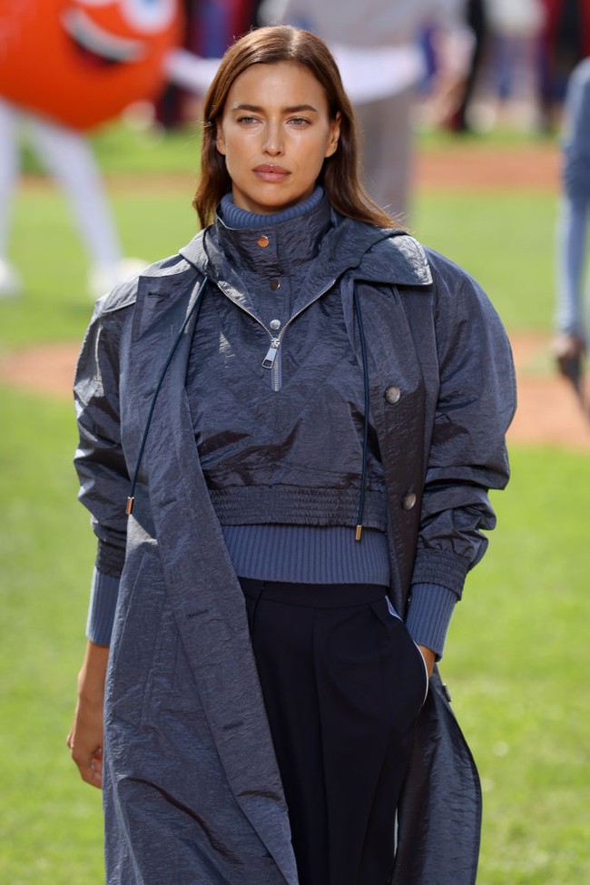 Pada fashion show koleksi Boss x Russell Athletic itu, model seksi Irina Shayk juga melenggang di catwalk. Foto: Getty Images