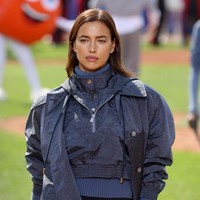 Pada fashion show koleksi Boss x Russell Athletic itu, model seksi Irina Shayk juga melenggang di catwalk. Foto: Getty Images