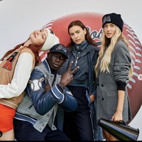 Dalam unggahan Instagramnya, Alica Schmidt membagikan foto-foto momen kebersamaannya dengan model ternama dunia yang ikut tampil di fashion show Hugo Boss. Dia berpose bersama Gigi Hadid, Irina Shayk dan influencer gaming Khaby Lame. Foto: Instagram @ alicasmd