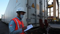 Pekerja mendata peti kemas di kereta api logistik, Terminal Petikemas Surabaya (TPS), Surabaya, Jawa Timur, Selasa (28/9/2021).