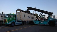 Terminal Peti kemas Surabaya (TPS) telah mengaktifkan kembali jalur angkutan logistik menggunakan kereta api tersebut untuk memperlancar arus barang dari dan ke Pelabuhan Tanjung Perak Surabaya.