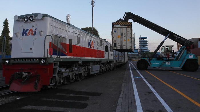 ANGKUTAN PETI KEMAS MENGGUNAKAN KERETA API Operator alat berat memindahkan kontainer dari truk trailer di Terminal Petikemas Surabaya (TPS), Surabaya, Jawa Timur, Selasa (28/9/2021). Terminal Peti kemas Surabaya (TPS) telah mengaktifkan kembali jalur angkutan logistik menggunakan kereta api tersebut untuk memperlancar arus barang dari dan ke Pelabuhan Tanjung Perak Surabaya. ANTARA FOTO/Didik Suhartono/rwa.