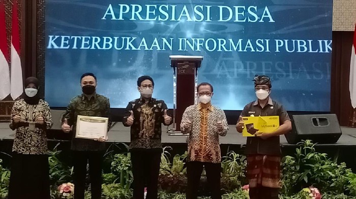 Anugrah kepada 10 desa keterbukaan informasi terbaik