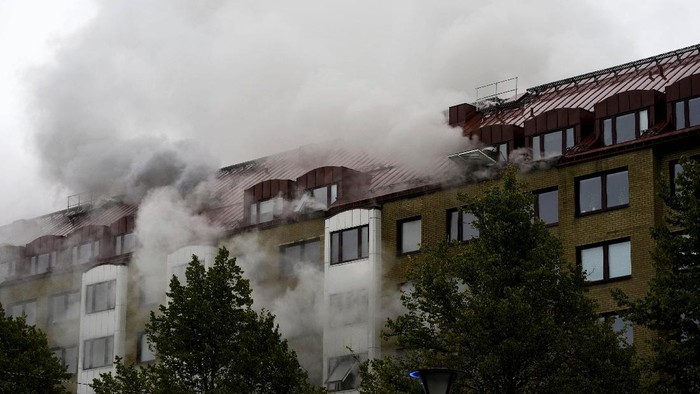Apartemen di Swedia Meledak, 25 Orang Terluka Emergency services attend the scene of an apartment building after an explosion in Annedal, central Gothenburg, Sweden, Tuesday Sept. 28, 2021. The explosion took place in the early hours of the morning, and rescue services are still working to extinguish fires that spread to several apartments. (Bjorn Larsson Rosvall/TT via AP)