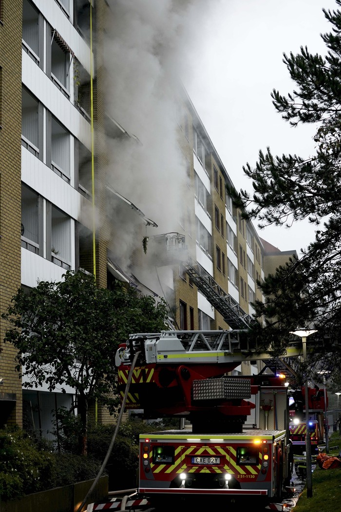 Apartemen di Swedia Meledak, 25 Orang Terluka Emergency services attend the scene of an apartment building after an explosion in Annedal, central Gothenburg, Sweden, Tuesday Sept. 28, 2021. The explosion took place in the early hours of the morning, and rescue services are still working to extinguish fires that spread to several apartments. (Bjorn Larsson Rosvall/TT via AP)