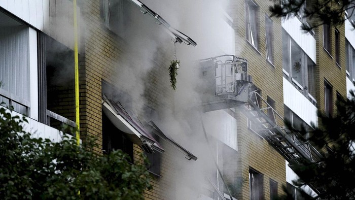 Emergency services attend the scene of an apartment building after an explosion in Annedal, central Gothenburg, Sweden, Tuesday Sept. 28, 2021. The explosion took place in the early hours of the morning, and rescue services are still working to extinguish fires that spread to several apartments. (Bjorn Larsson Rosvall/TT via AP)