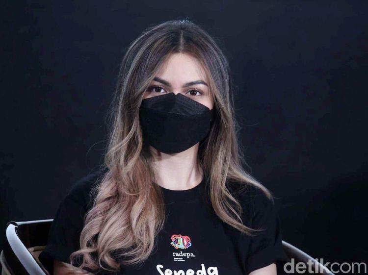 Ariel Tatum Warnai Rambut Demi Sepeda Presiden