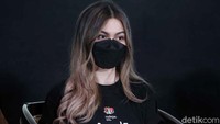 Biasa tampil dengan rambut hitam, kini Ariel harus rela mengecat mahkotanya itu agar terlihat lebih fresh. Pool/Noel/detikFoto.