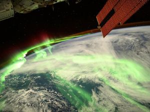 Momen Spektakuler Saat Aurora Selimuti Bumi
