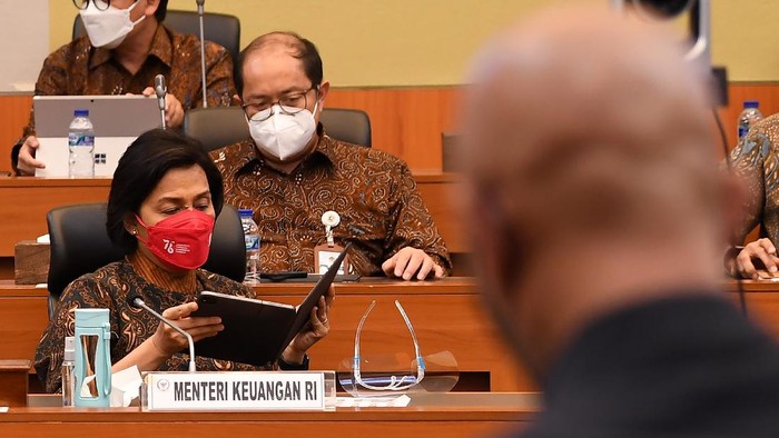 Menteri Keuangan Sri Mulyani (tengah) bersama Ketua Banggar DPR MH Said Abdullah (kedua kanan) beserta para Wakil Ketua Muhidin Mohamad Said (kedua kiri) dan Edhie Baskoro Yudoyono (kanan)dan anggota Eko Hendro Purnomo melambaikan tangan saat penandatanganan persetujuan RUU APBN 2022 di Kompleks Parlemen, Senayan, Jakarta, Selasa (28/9/2020). Dalam rapat tersebut Badan Anggaran DPR menyetujui pembahasan RUU APBN 2022 untuk dilanjutkan ke pembicaraan tingkat II. ANTARA FOTO/Sigid Kurniawan/foc.