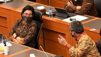 Dalam rapat itu, Banggar DPR membahas RUU APBN 2022 dengan seluruh komponennya. Seluruh fraksi pun memberikan pandangan atas rancangan APBN yang terlebih dahulu dibahas oleh sejumlah panitia kerja (Panja).