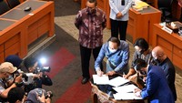 Menteri Keuangan Sri Mulyani (kedua kanan atas) bersama Ketua Banggar DPR MH Said Abdullah (kanan) beserta para Wakil Ketua Muhidin Mohamad Said (ketiga kanan) dan Edhie Baskoro Yudoyono (bawah kedua kanan) menandatangani persetujuan RUU APBN 2022 disaksikan Gubernur BI Perry Warjiyo (keempat kanan) di Kompleks Parlemen, Senayan, Jakarta, Selasa (28/9/2020). Dalam rapat tersebut Badan Anggaran DPR menyetujui pembahasan RUU APBN 2022 untuk dilanjutkan ke pembicaraan tingkat II.