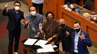 Menteri Keuangan Sri Mulyani (tengah) bersama Ketua Banggar DPR MH Said Abdullah (kedua kanan) beserta para Wakil Ketua Muhidin Mohamad Said (kedua kiri) dan Edhie Baskoro Yudoyono (kanan)dan anggota Eko Hendro Purnomo melambaikan tangan saat penandatanganan persetujuan RUU APBN 2022.