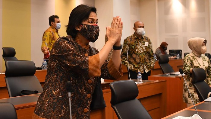 Menteri Keuangan Sri Mulyani (tengah) bersama Ketua Banggar DPR MH Said Abdullah (kedua kanan) beserta para Wakil Ketua Muhidin Mohamad Said (kedua kiri) dan Edhie Baskoro Yudoyono (kanan)dan anggota Eko Hendro Purnomo melambaikan tangan saat penandatanganan persetujuan RUU APBN 2022 di Kompleks Parlemen, Senayan, Jakarta, Selasa (28/9/2020). Dalam rapat tersebut Badan Anggaran DPR menyetujui pembahasan RUU APBN 2022 untuk dilanjutkan ke pembicaraan tingkat II. ANTARA FOTO/Sigid Kurniawan/foc.