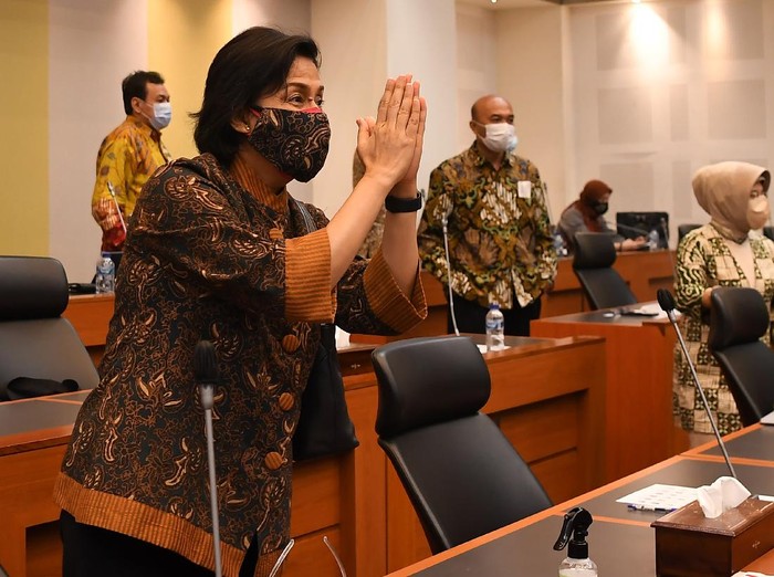 Menteri Keuangan Sri Mulyani (tengah) bersama Ketua Banggar DPR MH Said Abdullah (kedua kanan) beserta para Wakil Ketua Muhidin Mohamad Said (kedua kiri) dan Edhie Baskoro Yudoyono (kanan)dan anggota Eko Hendro Purnomo melambaikan tangan saat penandatanganan persetujuan RUU APBN 2022 di Kompleks Parlemen, Senayan, Jakarta, Selasa (28/9/2020). Dalam rapat tersebut Badan Anggaran DPR menyetujui pembahasan RUU APBN 2022 untuk dilanjutkan ke pembicaraan tingkat II. ANTARA FOTO/Sigid Kurniawan/foc.