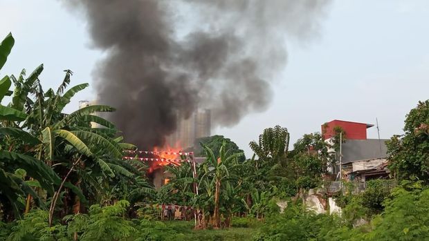 Bangunan gudang barang bekas dua lantai di Menteng, Jakpus, terbakar. Diduga api muncul akibat korsleting listrik. (Twitter @humasjakfire)