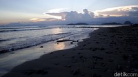 Pasalnya, pantai yang membentang sepanjang lebih kurang 3 km di Taharan ini dikenal dengan keindahan pasir putih dan deretan pecahan batu gunung yang rapi di bibir pantai. Selain itu, ombak di pantai ini pun tak terlalu besar karena berada di sekitar Teluk Lampung.