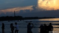 Saat matahari mulai terbenam, inilah momen yang paling ditunggu para pengunjung untuk membuat video maupun foto kenangan sunsetnya di pantai Sebalang.