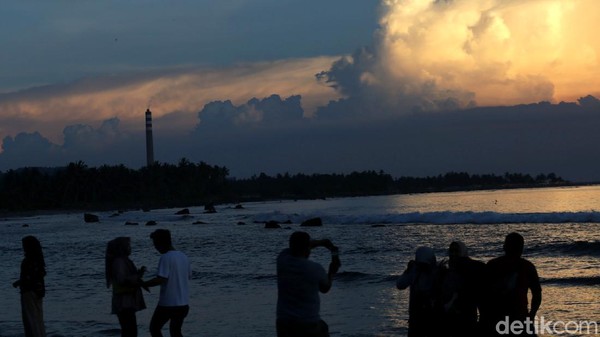 Saat matahari mulai terbenam, inilah momen yang paling ditunggu para pengunjung untuk membuat video maupun foto kenangan sunsetnya di pantai Sebalang. Saat matahari mulai terbenam, inilah momen yang paling ditunggu para pengunjung untuk membuat video maupun foto kenangan sunsetnya di pantai Sebalang.