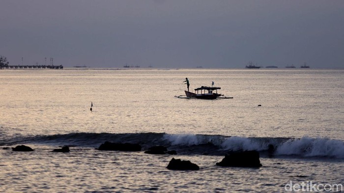 Momen matahari terbenam kerap dinanti para wisatawan yang berkunjung ke Pantai Sebalang, Lampung. Tak jarang momen itu diabadikan dalam jepretan kamera.